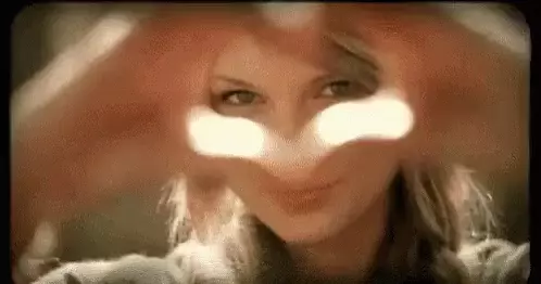 Taylor Swift Makes Heart Hands
